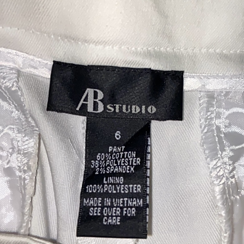 Woman’s wide leg capri pant. - Picture 3 of 4